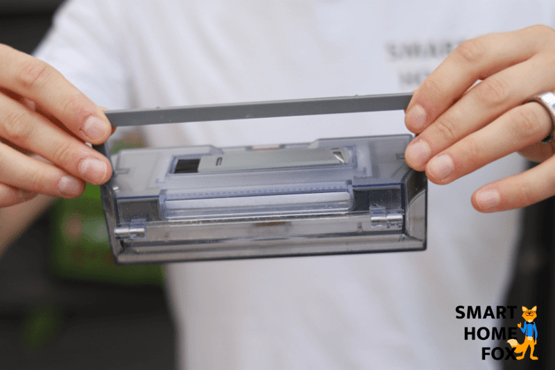 Der Staubbehälter des Yeedi Mop Saugroboters wird mit Hilfe des praktischen Tragegriffs hochgehoben